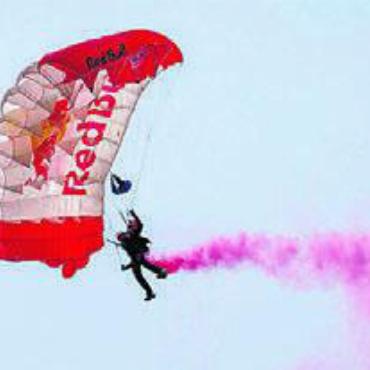 Stars, Stunts und Stimmung - Überraschung von oben: Die Flugshow.