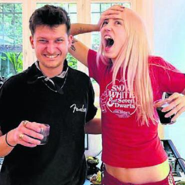 Vom Vertrauen beflügelt - Milune mit ihrem Produzenten Benjamin Alasu. Er hat auch «The Code» von Nemo produziert. Mit Nemo verbindet die Wohlerin übrigens eine tiefe Freundschaft.