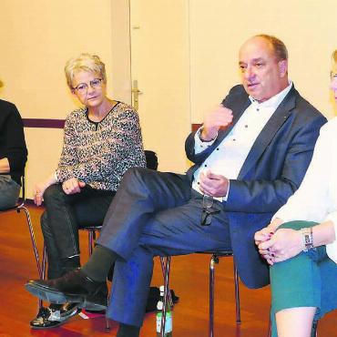 Heisses Café Fédéral - Sie gaben bereitwillig Auskunft aus ihrem Politalltag (von links): Grossrätin Edith Saner, Nationalrätin Maya Bally, Landammann Markus Dieth und Grossrätin Karin Koch Wick. Bild: Stefan Treier