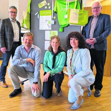 Fünf von rund 30 Mitgliedern des OK von «Josef feiert Allegra» (von links): Thomas Bopp (Präsident), Jerry Schneiter (öffentliche Anlässe), Mirjam Hegenbarth (Kommunikation), Kerstin Lücker (Verpflegung) und Markus Detmer (Sekretariat). In diesen Tagen starten auch die Marketingaktivitäten rund um das Fest. Darüber  hinaus werden zahlreiche kleine und grössere Utensilien angefertigt, die  rund um das Fest verkauft oder verschenkt werden (siehe Hintergrund). 
Bild: Marco Huwyler