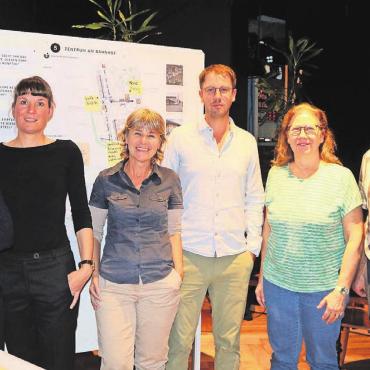 Wohin der Weg gehen soll - Die Organisatoren des Abends, von links: Silja Dietiker und Jannine Stüdeli vom Planerbüro Karo, Sandra Auf der Maur, Mitarbeiterin der Abteilung Bau und Planung Sins, Adrian Duss vom Planerbüro Kip, Uschi Ulrich, Leiterin Abteilung Bau und Planung Sins, und Gemeindeammann Josef Huwiler. Bild: ci