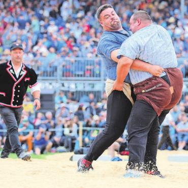 Gut, ist die Saison vorbei - Lukas Döbeli (links) gegen Domenic Schneider. Bild: pal