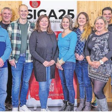 Positive Zwischenbilanz - Das SIGA25-OK setzt sich aus folgenden elf Personen zusammen, von links: Jakob Sidler (Landwirtschaft), Rolf Fahrni (Verkehr), Stefano Florida (Festwirtschaft), Roland Füglister (Bau), Esther Villiger (Personal), Nicole Nussbaumer (Aktuariat), Angela Aeberhard (Finanzen), Britta Kapitzki (Tombola), Urs Villiger (Festwirtschaft), Josef Villiger (OK-Präsident), Andreas Gnädinger (Werbung). Bild: zg