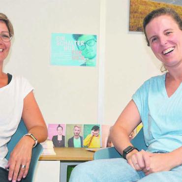 Beratung ohne Vorwürfe - Monika Jenni (links) und Barbara Käppeli helfen in schwierigen Phasen. Bild: Roger Wetli