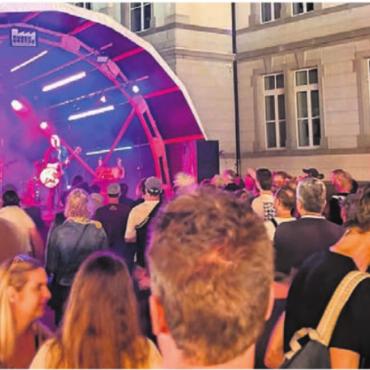 Mit dem Kuzeb feiern - Der Schulhausplatz wurde zur Konzertbühne. Hunderte Menschen strömten am Freitag und Samstag zu den Auftritten.