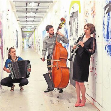 Konzert mit dem Freilach Trio - Magdalena Irmann (Akkordeon), Valentin Kolar (Kontrabass), Heidy Huwiler (Klarinette).
Bild: zg