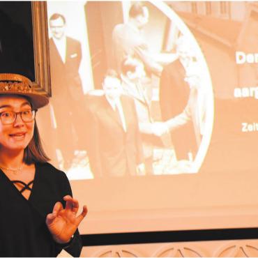 Prägende Epoche aufgearbeitet - Corina Haller stellte bei ihrem Vortrag der Historischen Gesellschaft Freiamt ihre Masterarbeit vor. Das umfassende Fazit zum Niedergang der Strohindustrie wird dann in der nächsten Jahresschrift der Gesellschaft veröffentlicht. Auf dieser Aufnahme steht sie vor dem Bild, das den Besuch des Bundesrates in Wohlen im Jahr 1966 zeigt.
Bild: Daniel Marti