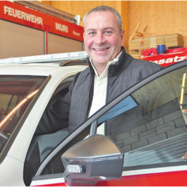 Viel mehr als nur ein Hobby - Mit dem Kommando-Fahrzeug ist Thomas Strebel künftig nicht mehr unterwegs. Die roten Autos werden mir fehlen, sagt er. Bild: Annemarie Keusch