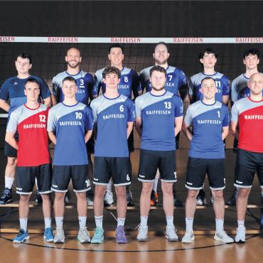 Ein Dorfverein strebt nach mehr - Die Männer des TV Lunkhofen in der Saison 2024/25, hinten, von links: Remo Felder, Kay Baumgartner, Florin Meister, Florian Kaufmann, Jogi Jacob, Nico Staufer. Vorne: Simeon Fuchs, Aron Meister, Philipp Schennach, Manuel Kaufmann, Goran Pantic, Yves Baumgartner. Es fehlen: Jan Kurth, Leo Rottenschweiler, Claudia d‘Aniello (Trainerin), Sven Jacob (Trainer). Bilder: zg