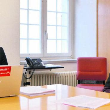 Mehrere einmalige Effekte - Patrik Lang, Leiter Finanzen, und Gemeindepräsident Hans-Peter Budmiger präsentieren das starke Ergebnis der Einwohnergemeinde Muri. Bild: Annemarie Keusch