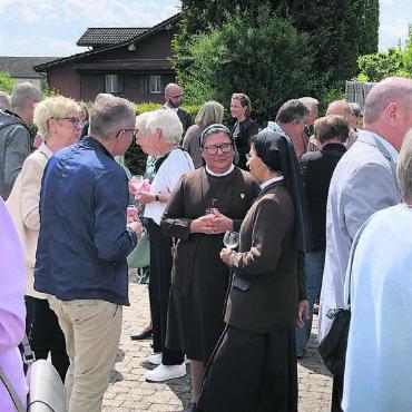 Festliche Anlässe - Die Generalleiterin Schwester Marelvi Buelvas Mendoza und Schwester Flormita im Gespräch. Bild: zg
