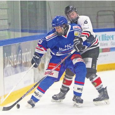 Derby mit Nachgeschmack - Noel Burket (vorne) im Kampf um den Puck mit Fi-Gös Christoph Fuchs. Am Kampfgeist hat es beim HC Wohlen Freiamt nicht gefehlt. Vor dem Tor waren die «Huskies» zu harmlos. Bilder: Josip Lasic