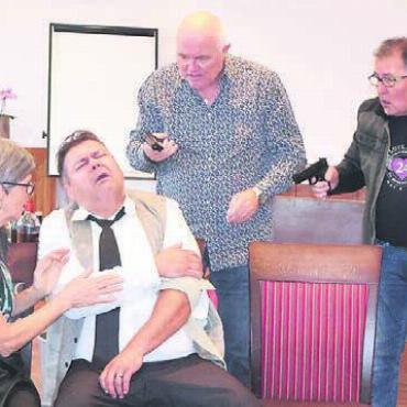 Theaterspielen liegt in den Genen - Ob hier wohl scharf geschossen wird? Turbulent wird es auf alle Fälle. Bild: zg