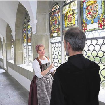 Kloster szenisch erleben - Pater Othmar und seine Cousine Josefine nehmen das Publikum mit auf eine Reise im Kloster Muri. Bild: zg