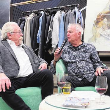 «Aktmalerei ist die schönste Art» - Anlässlich der Vernissage führte Journalist Jürgen Sahli (rechts) ein Gespräch mit dem Kunstschaffenden Christoph R. Aerni. Bilder: pd