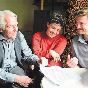 Vor dem grossen Auftritt - Arbeiten intensiv an den Details: Der routinierte Schauspieler Werner Bodinek (links) setzt in seinem neuen Stück auf die Unterstützung der jungen Wohler Kulturschaffenden Julia Frischknecht und Jonas Arnet. Letzterer gibt damit sein Debüt als Regisseur.