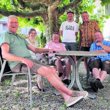 Tu Gutes und rede darüber - Sie sind schon mal Probe gesessen, von links: Felix Strebel, Daniela Schweizer, Jörg Weiss, Simon Waltenspühl; hinten von links: Marc Nater, Paul Rey. Auf dem Bild fehlt Franz Hold. Bild: Verena Anna Wigger
