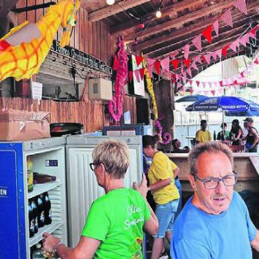 Vom Dorf getragen - An einem sonnigen Tag wie an der Chilbi war die Oldie-Bar bereits am Nachmittag gut besucht.