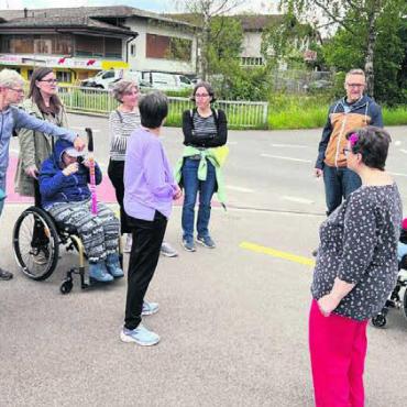 Mehr Verständnis nötig - Auf einem kleinen Spaziergang wurden Behördenvertreter auf vorhandene Stolperfallen und Barrieren aufmerksam gemacht.