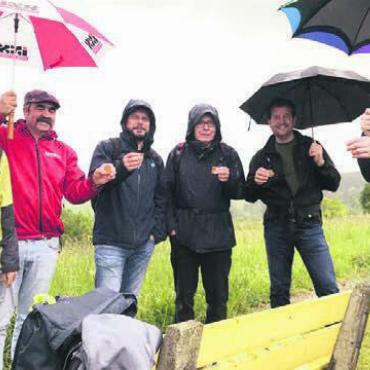 Dem Regen getrotzt - Zwischenhalt beim Aufstieg mit Apéro – vom Wetter liessen sich die Männerturner nicht beirren. Bild: zg