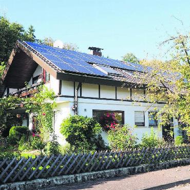 Vorwärtsmachen bei Solaranlagen - Wie rüste ich mein Eigenheim am besten auf erneuerbare Energien um? Die Stadt Bremgarten informiert darüber am 7. Juni. Bild: pd