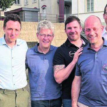 Eine illustre Truppe (v. l.): Christoph Koch (scheidender Präsident), Pascal Jenny (Verbandspräsident), Hansi Koch, Andreas Stierli, Martin Laubacher, Daniel Eberli (neuer Präsident) und Frank Koch. Bild: spr
