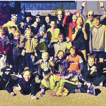 Grusliges Spezialtraining - Gruslige Truppe: Die Leichtathleten des TV Merenschwand auf ihrer Halloween-Runde. Bild: zg