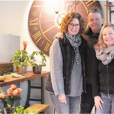 Ein Auge weint, eines lacht - Miriam und Udo Wanninger mit ihren beiden Mitarbeiterinnen Elsbeth Julmi und Fabienne Hintermann (von links). Bild: Annemarie Keusch
