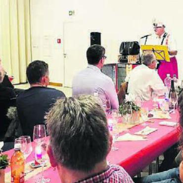 Seit 20 Jahren Spiessbraten - Das Ereignis wurde mit Unterhaltung im Zeughaussaal gefeiert. Bild: zg