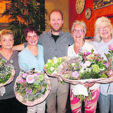 56 Mal Freude bereitet - Ehrungen (von links): Esther Flury, Sabina Gasser, Philipp Scherer, Lisebeth Huber und Maja Leuthold. Bild: zg