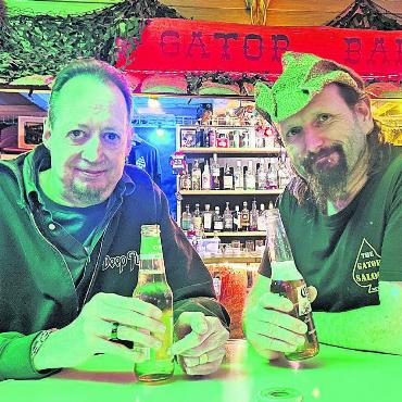 Viel mehr als eine Rock-Bar - Ihnen bedeutet «The Gator Saloon» viel: Patrik Brunner (links) und Guido Viana. Bild: Annemarie Keusch