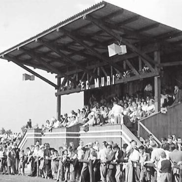 Pioniere im Stadionbau - Die alte Holztribüne ist legendär und heute noch mit viel Nostalgie verbunden.