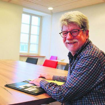 Ohne Freude wird es schwierig - Erwin Gerber im Gemeinderatszimmer – per Ende Monat tritt er aus dem Gremium aus. Bild: Annemarie Keusch