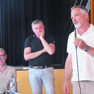 Neubau oder Sanierung? - Die Planer Christof Schwarzenberger und Roland Stöckli (von links) stellten die Projektvarianten und Gemeinderat Jürg Barmettler die Ausgangslage und das Vorgehen vor. Bilder: Thomas Stöckli