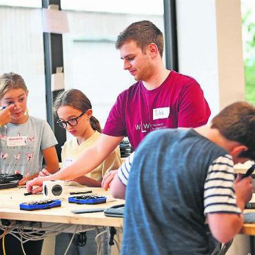 Schule Merenschwand - Tobias Schär von «Wir lernen weiter» zeigt den Kindern, welche Bestandteile sie alle in einem Laptop finden. Bilder: zg