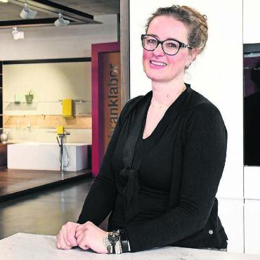 Zu einem Teambetrieb gewandelt - Von der Ausbildung als Innenarchitektin (an der Ryerson Polytechnic University Toronto) zur Geschäftsleiterin und Inhaberin der r s Schreinerei AG: Michèle Schibli führt das Unternehmen seit August 2022 erfolgreich. Bild: Daniel Marti