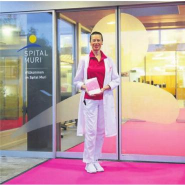 Zeichen für Brustgesundheit - Kirsten Stähler, Chefärztin Gynäkologie am Spital Muri, auf dem pinken Teppich zum Auftakt des Brustkrebsmonats.
Bild: zg