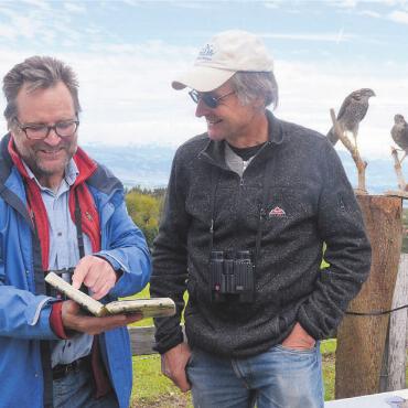 Faszination Vogelzug - Vor vier Jahren beteiligte sich der NVVO am internationalen Birdwatch-Anlass. Ehrenpräsident Gerhard Vonwil (rechts) und Kassier Thomas Vonwil durften vielen Interessierten den Blick zum Himmel und zu den Zugvögeln zeigen. Bilder: zg/Archiv