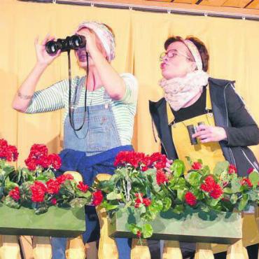 Volkstümlichkeit als Magnetwirkung - Die Neugier ist zu gross: Helene und Edith Hahnenbüch (Barbara Ziswiler und Evi Frey, von links) blicken unverhohlen in Nachbars Garten.