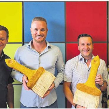Tradition in neuen Händen - Die neuen und die bisherigen Besitzer der Maler Mäder AG, von links: Herbert Mäder, Michel Zaugg, Bent Nielsen, Cindy Mäder. Bild: zg