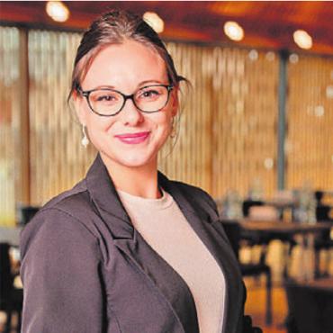 Biker-Hotel mit Kultur - Dass sich die Gäste im «Caspar» wohlfühlen, darauf legt Direktionsassistentin Jasmin von Burg grosses Augenmerk.