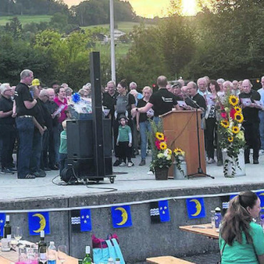 Boswiler Identität in die Welt tragen - Quasi leere Bänke im Publikum, stattdessen eine volle Bühne. Gemeinsam sang der organisierende Jodlerclub Echo vom Lindenberg mit der Bevölkerung die Nationalhymne. Bilder: mub