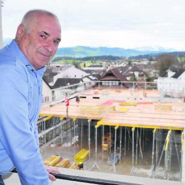 Ein Objekt, das die Region prägt - Im November soll hier die Gemeindeversammlung stattfinden. Vom Gemeinderats-Sitzungszimmer hat Gemeindeammann Josef Huwiler einen direkten Blick auf die Baustelle Küngsmatt. Bild: Thomas Stöckli