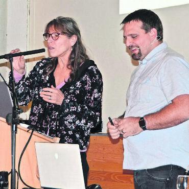 Lärm beschäftigt in Bünzen - Zum geplanten Container-Provisorium für mehr Schulraum hatten die Gemeinderäte Rita Müller und Stefan Hafen ganz viele Fragen zu beantworten. Bild: Annemarie Keusch