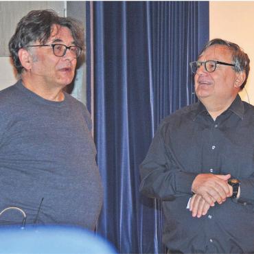 Schluss mit dem Schweigen - Filmemacher Edwin Beeler (links) im Gespräch mit Reto Holzgang vom Leitungsteam des Kinos Mansarde. Bild: Annemarie Keusch