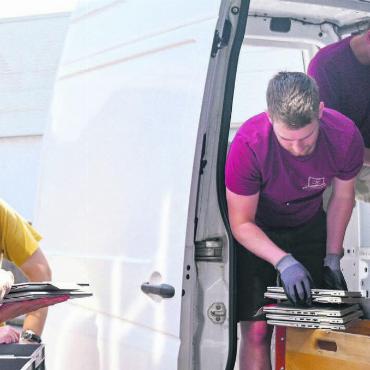 Zukunft dank Laptop - Logistik ist eine der vielen Aufgaben, die bei «Wir lernen weiter» anfallen. Tobias Schär (Zweiter von rechts) hilft auch hier tatkräftig mit. Bild: zg