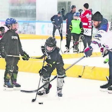 Alle Arten von Freude - Die Kinder kamen in den Genuss, sich einen Vormittag lang mit ihren Eishockey-Vorbildern zu messen. Neben dem Training und den Spielen nutzten es einige auch, um sich Tipps zu holen. Bilder: Josip Lasic