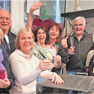 Stilvoll entgleisen - Bereits in der Planung und Vorbereitung hat das OK seinen Spass. Von links: Bernadette Huwiler, Beni Gasser, Brigitte Mettler, Mischa Stadler, Renate Stutz, Franz Mettler und Doris Gasser. Auf dem Bild fehlen Andreas Stierli und Patrizia Nebel. Bild: Verena Anna Wigger