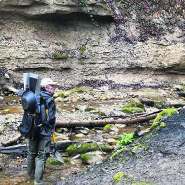 Goldene Aussichten in Muri - In der fortgeschrittenen Planung des Angebots sind die Stellen, an denen das Goldwaschen künftig stattfinden wird, definiert. Cornel Braunwalder erklärt Herbert Strebel, warum die Innenläufe des Baches die richtigen sind.