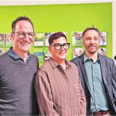Spontane Besuche erwünscht - Sie dürfen sich über die gelungene Eröffnung freuen, von links: Christian Widmer, Vermieter der Liegenschaft an der Zürcherstrasse 12, Sandra Menzi, Stellenleiterin Muri, Hans-Peter Budmiger, Stiftungsratspräsident und Gemeindepräsident von Muri, und Markus Schumacher, Verantwortlicher für die Beratungsstellen bei der Pro Senectute Aargau.
Bild: Verena Anna Wigger